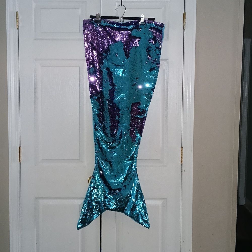 Mermaid Tail sleeping bag sequins that change color & pattern when swiped  NWOT